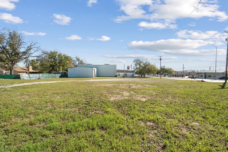 More Photos Of 503 W Central Ave, Comanche Warehouse For Sale