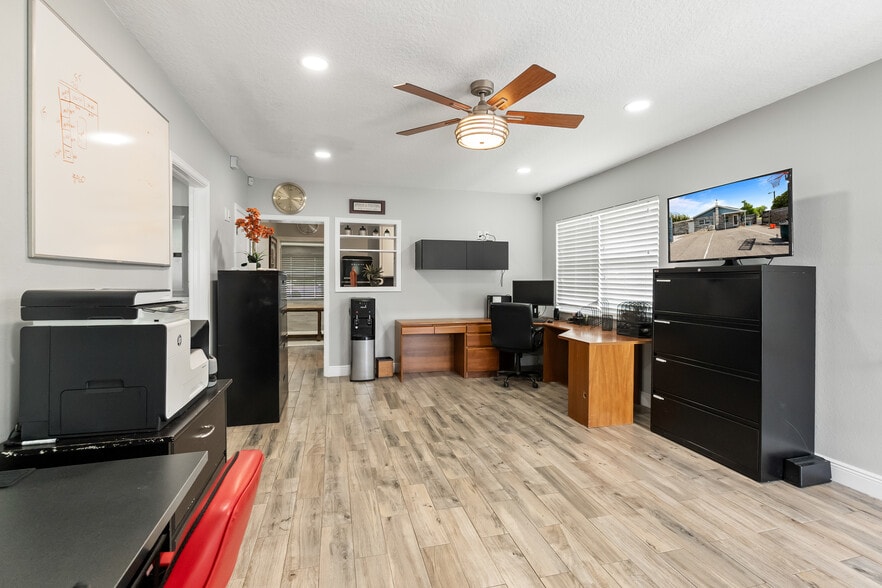 More Photos Of 5424 Edgewater Dr, Orlando Flex For Lease