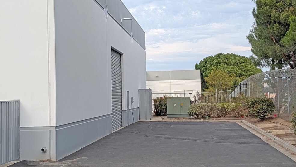 More Photos Of 42445 Avenida Alvarado, Temecula Warehouse For Lease