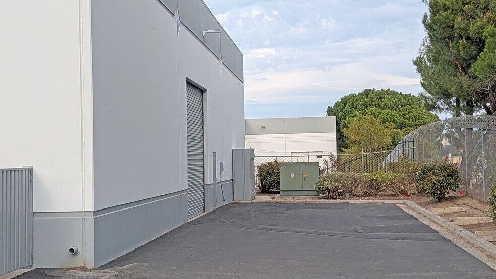 More Photos Of 42445 Avenida Alvarado, Temecula Warehouse For Lease