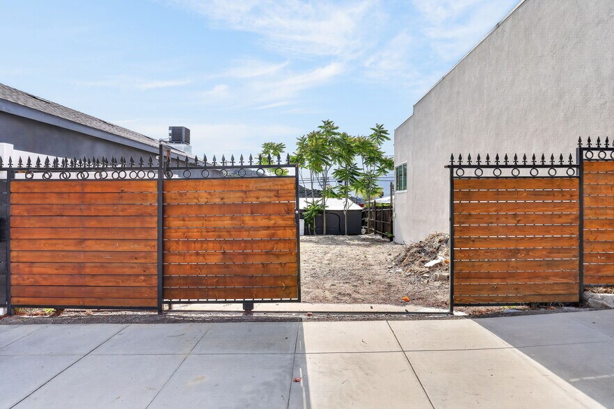More Photos Of 9939 Commerce Ave, Tujunga Storefront For Sale