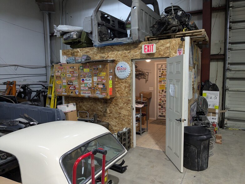 More Photos Of 902 Industrial Way, Longview Warehouse For Sale