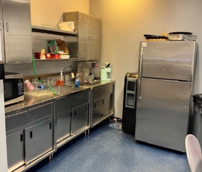 More Photos Of 439 Oak St, Garden City Warehouse For Lease