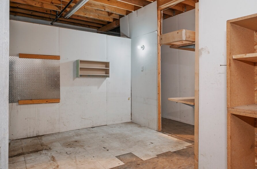 More Photos Of 2016 25th Ave NE, Calgary Light Distribution For Lease