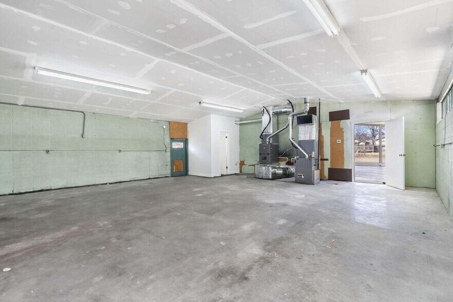 More Photos Of 1464 E Commercial St, Springfield Loft Creative Space For Lease