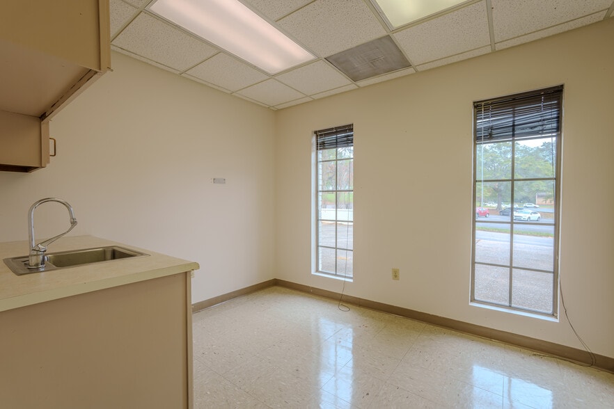 More Photos Of 208 Marengo St, Florence Healthcare For Lease