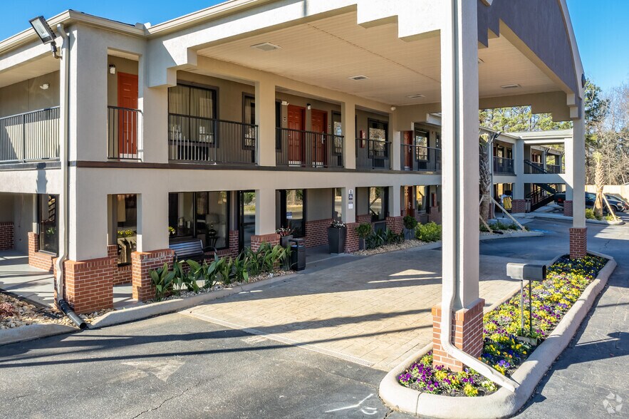 More Photos Of 620 Bullsboro Dr, Newnan Hotel For Sale