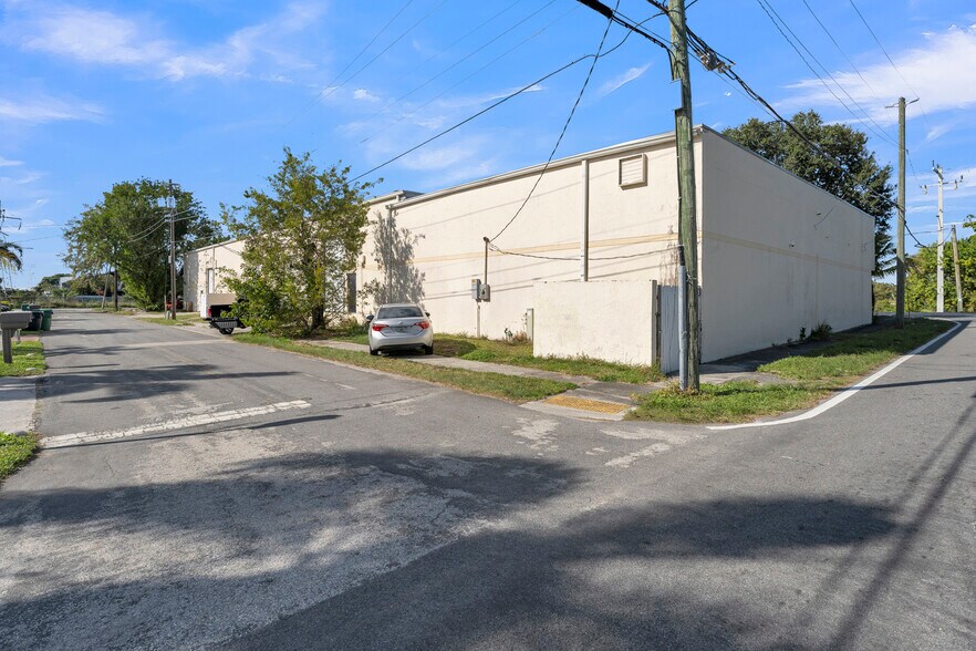 More Photos Of 501-513 Old Griffin Rd, Dania Warehouse For Sale