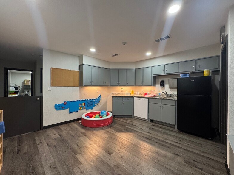 More Photos Of 1300 Fulton St, Denton Medical For Sale