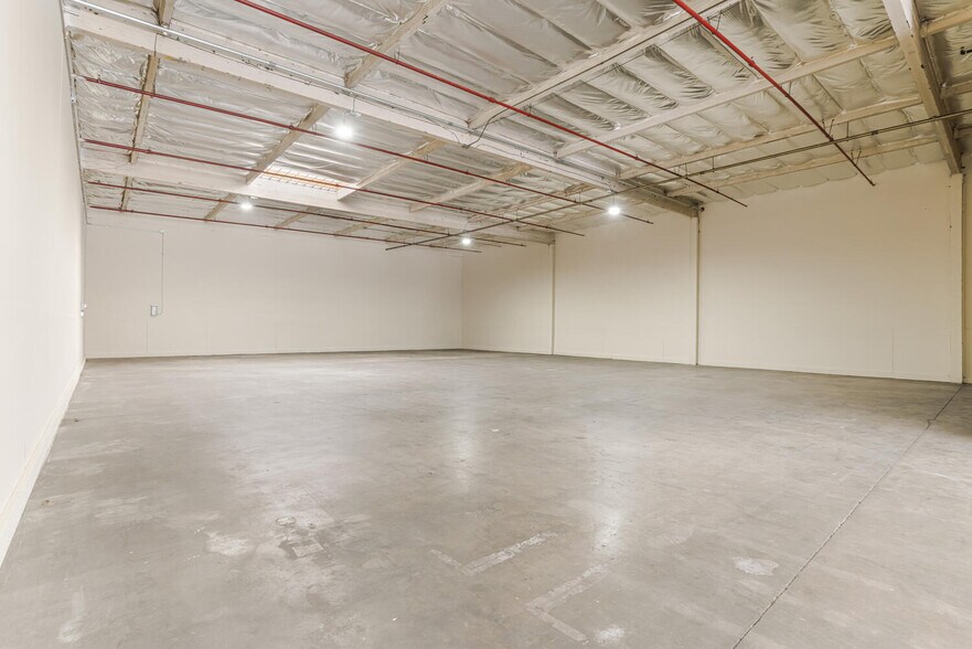 More Photos Of 12701 Van Nuys Blvd, Pacoima Warehouse For Lease