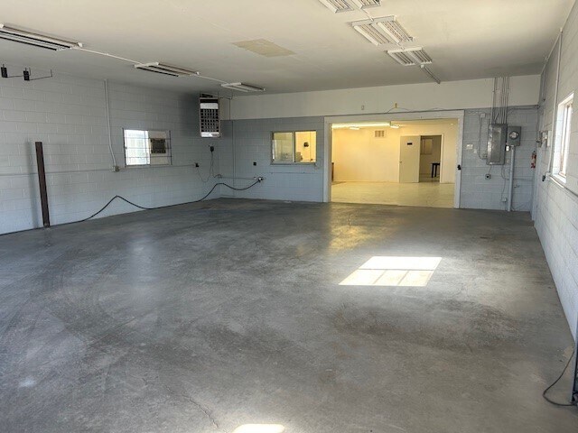 More Photos Of 685 Industrial Blvd, Delta Warehouse For Lease