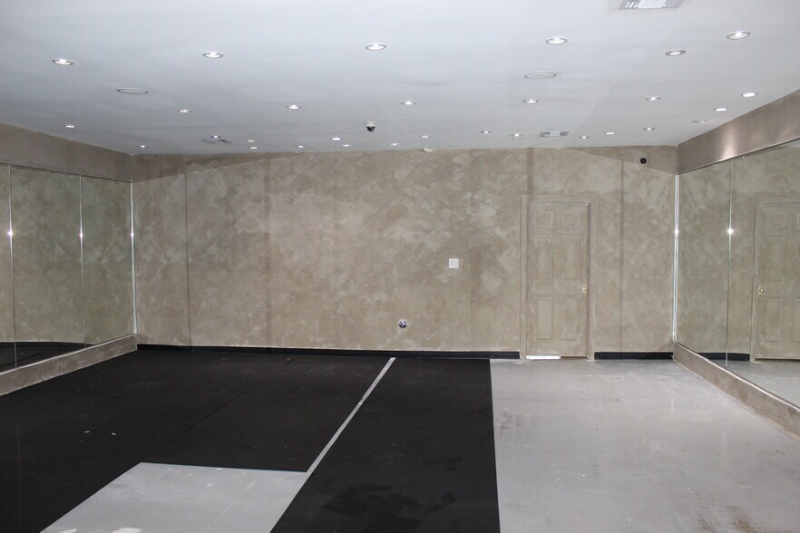 More Photos Of 840 S Robertson Blvd, Los Angeles Storefront Retail Office For Lease
