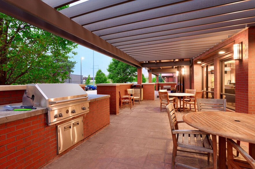 More Photos Of 10865 W Dodge Rd, Omaha Hotel For Sale