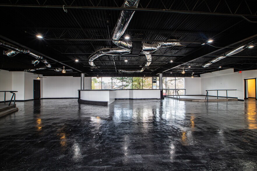 More Photos Of 802 Crosstimbers, Houston General Retail For Sale