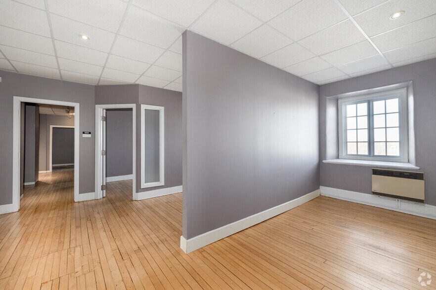 More Photos Of 32 Rue Saint-Charles, Longueuil Office For Lease