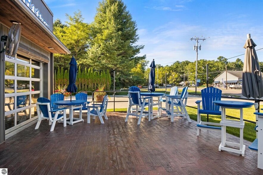 More Photos Of 11921 SE Torch Lake Dr, Alden Restaurant For Sale