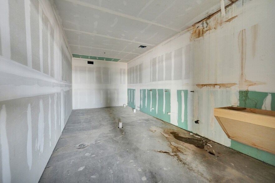 More Photos Of 201 E Illinois Ave, Midland Office For Sale