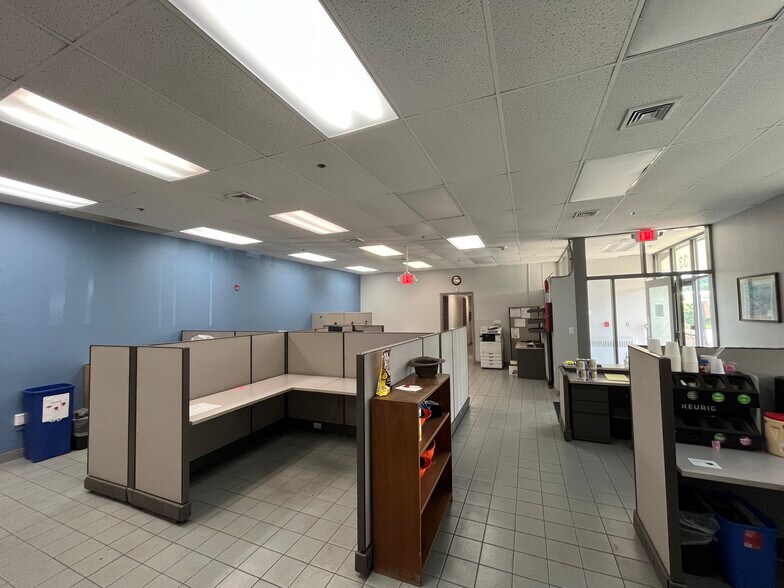 More Photos Of 33 Haynes Cir, Chicopee Industrial For Lease