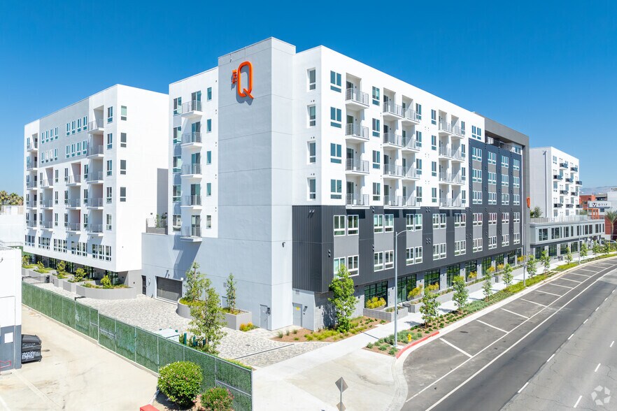 More Photos Of 21010 Erwin St, Woodland Hills Apartments For Lease