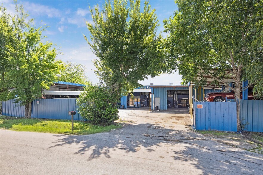 More Photos Of 8921 Daffodil Ave, Houston Auto Repair For Sale