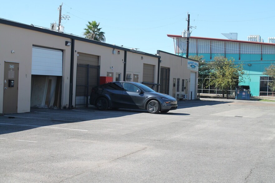 More Photos Of 5620-5632 Bellaire Blvd, Houston Storefront For Lease