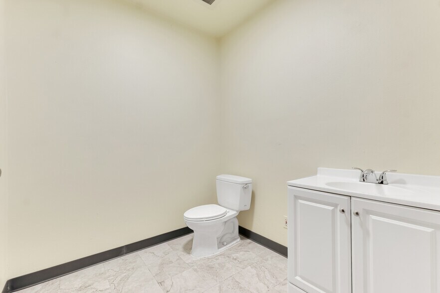 More Photos Of 8010 Wheatland Ave, Sun Valley Manufacturing For Sale