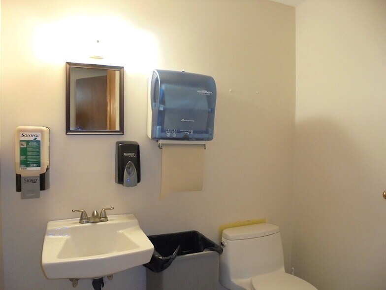 More Photos Of 256 Main St, East Windsor Research And Development For Lease