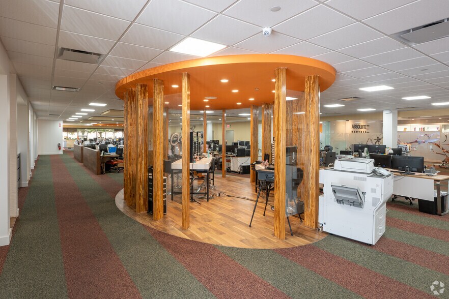 More Photos Of 19 Harbor Park Dr, Port Washington Warehouse For Lease