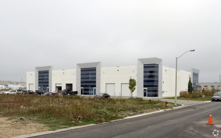 More Photos Of 72 Ditton Dr, Hamilton Warehouse For Lease