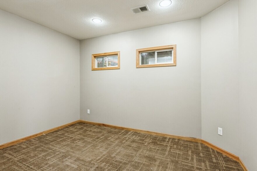 More Photos Of 114 Thomas Cir, Monticello Warehouse For Lease