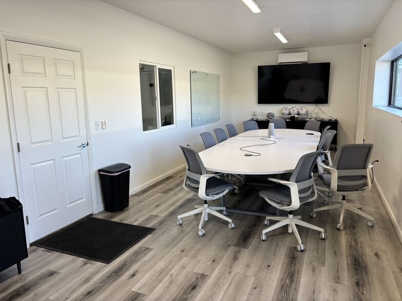 More Photos Of 181 W 2675 N, Layton Showroom For Lease