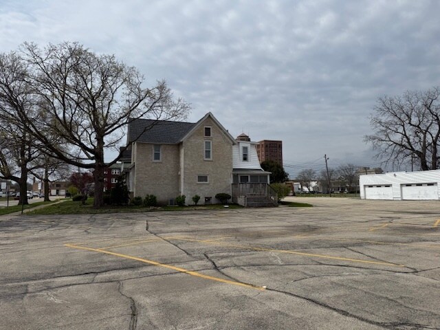 More Photos Of 304 N 5th St, Rockford Specialty For Sale