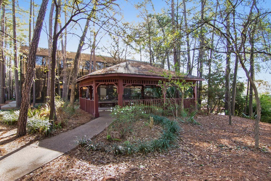 More Photos Of 2020 N Loop Fwy W, Houston Office For Lease