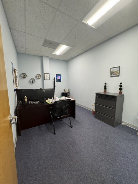 More Photos Of 880 N Wood Dale Rd, Wood Dale Warehouse For Lease