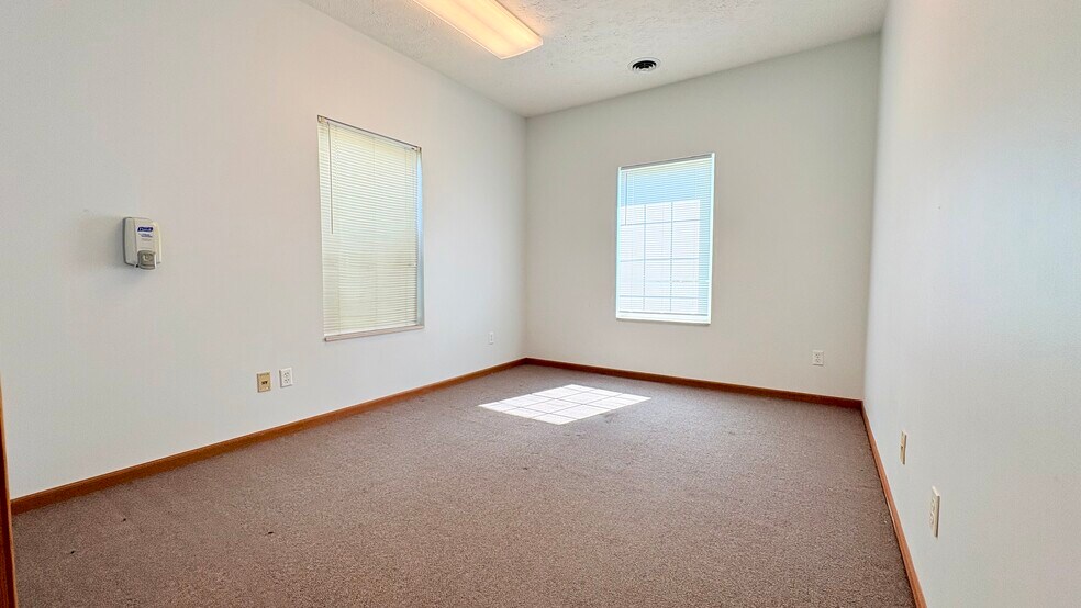 More Photos Of 1007 Mill Pond Ln, Greencastle Office For Lease