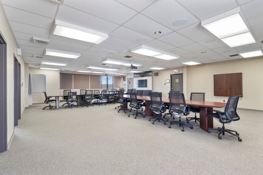 More Photos Of 5516 Industrial Rd, Rocky Rapids Office For Lease