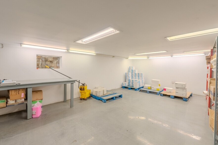 More Photos Of 5520 Boul des Laurentides, Laval Freestanding For Lease