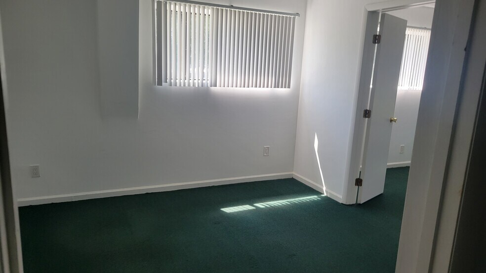 More Photos Of 4 Hadden Dr, Montgomery Warehouse For Lease