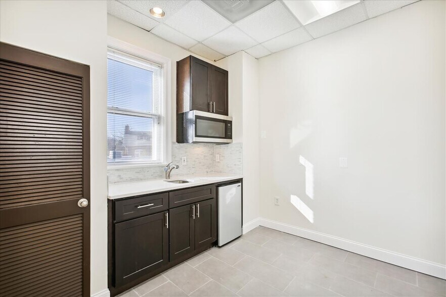 More Photos Of 5500-5506 Connecticut Ave NW, Washington Office For Lease