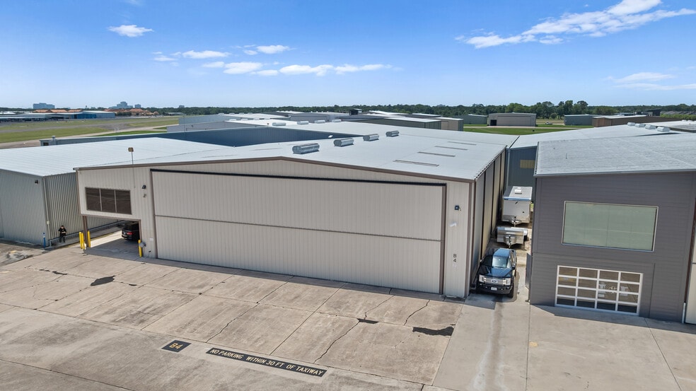 More Photos Of 18000 Groschke Rd, Houston Airplane Hangar For Lease