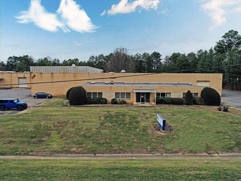 More Photos Of 11601 Hambright Rd, Huntersville Manufacturing For Lease