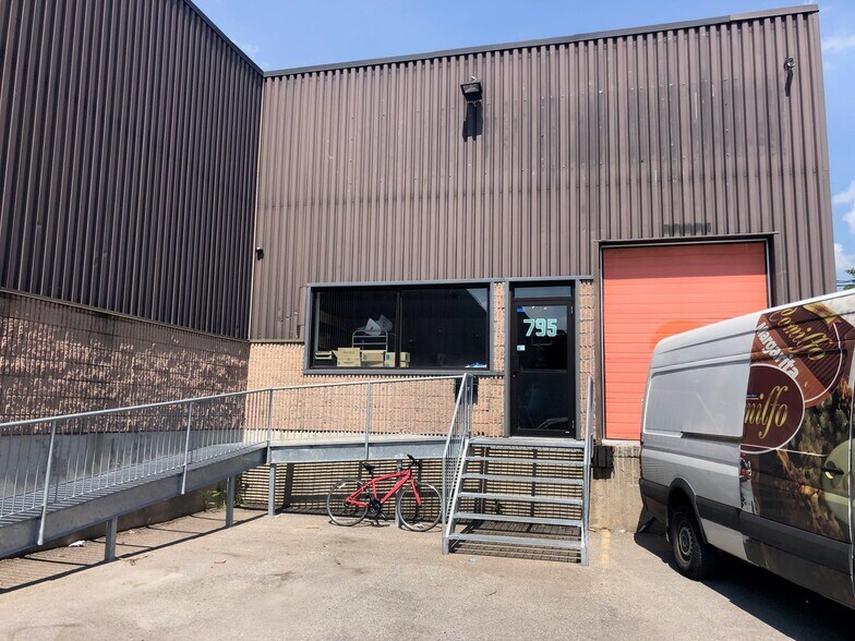 More Photos Of 795 Boul Curé-Labelle, Laval General Retail For Sale