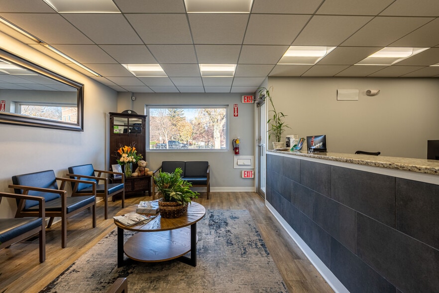 More Photos Of 912 Busse Hwy, Park Ridge Office For Lease