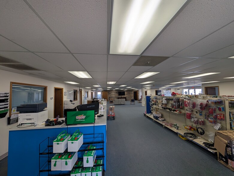 More Photos Of 1523 W Ledgerwood Rd, Andover Showroom For Lease