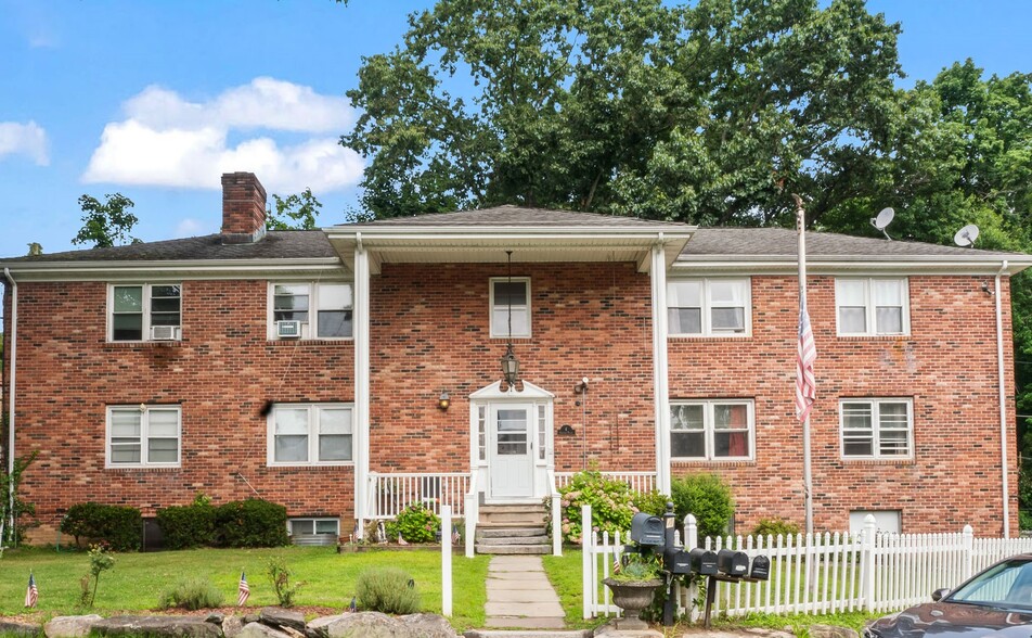 Primary Photo Of 4 Capalbo Pl, Cos Cob Apartments For Sale