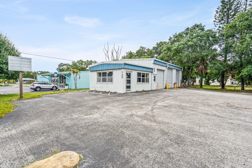 More Photos Of 725 12th St, Vero Beach Auto Repair For Sale