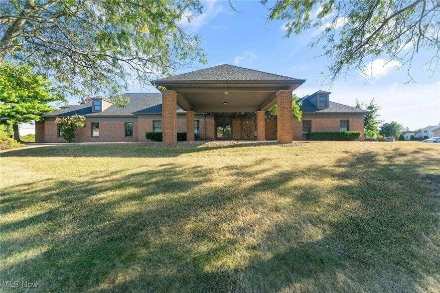Primary Photo Of 925 Trailwood Dr, Youngstown Medical For Sale