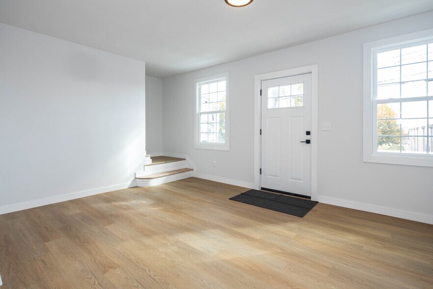 More Photos Of 12 Jansen Ave, Woodbridge Warehouse For Sale