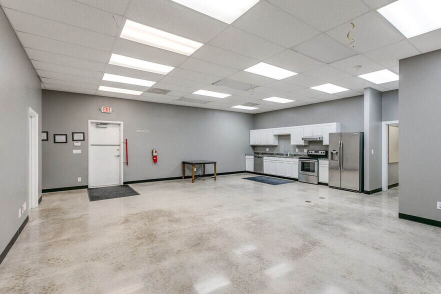 More Photos Of 3212 E Walnut St, Tecumseh Flex For Sale