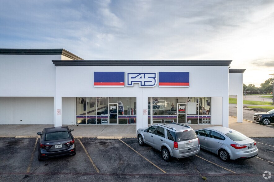 More Photos Of 120 Circle Way St, Lake Jackson Unknown For Lease